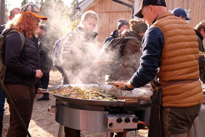 SLU-tudenter lagar mat i Murika tuomhus. Foto av Daniel Stjärna, SLU